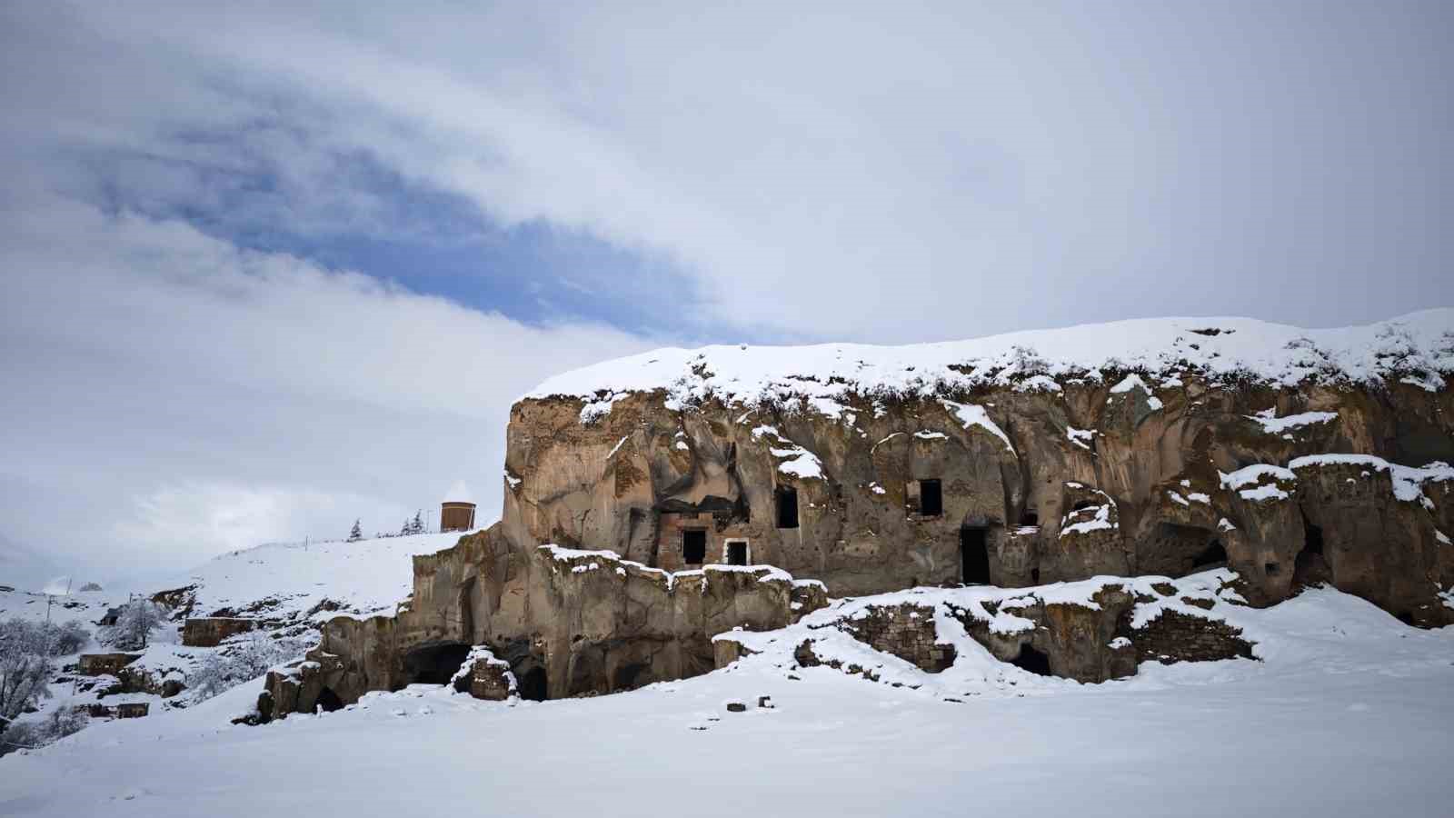 Ahlat&rsquo;ta tarih beyaza b&uuml;r&uuml;nd&uuml;
