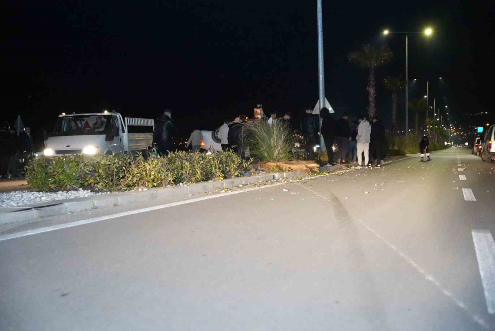 &Ccedil;evre yolunda yarış yapan l&uuml;ks ara&ccedil; hakimiyetini kaybetmesi sonucu &ouml;nce ref&uuml;jdeki ağaca ardından karşı şeride ge&ccedil;erek takla attı
