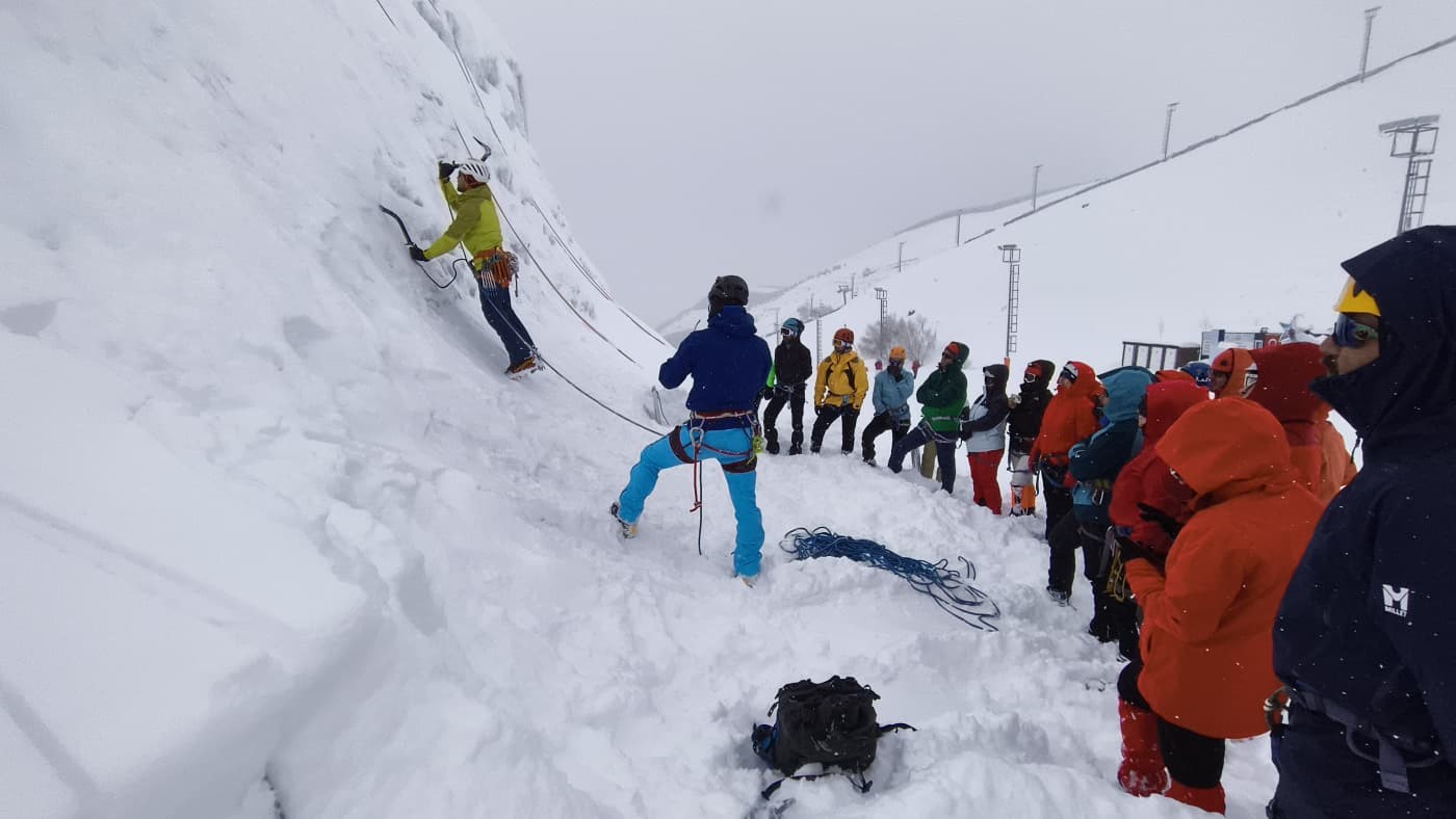 Paland&ouml;ken&rsquo;de buz tırmanışı eğitimi başarıyla ger&ccedil;ekleşti

