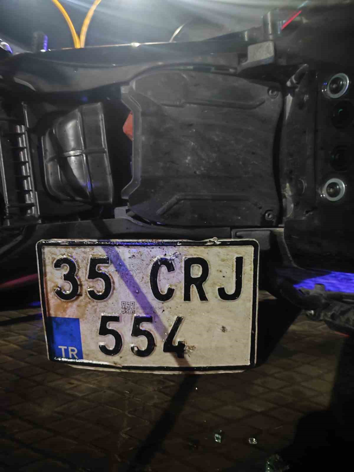 İzmir&rsquo;de motosiklet ile otomobil &ccedil;arpıştı: 1 &ouml;l&uuml;, 2 yaralı
