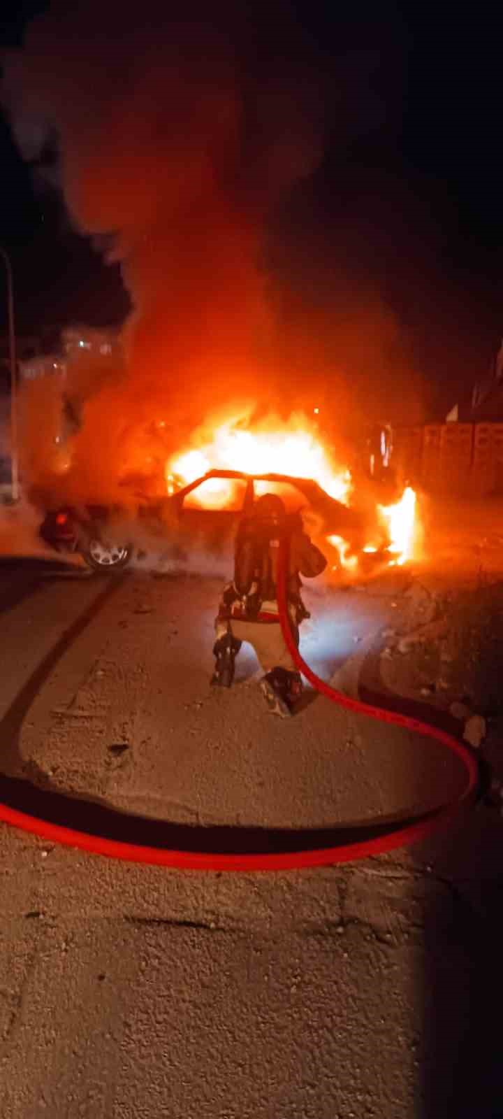 Hatay&rsquo;da alevlere teslim olan otomobil kullanılamaz hale geldi
