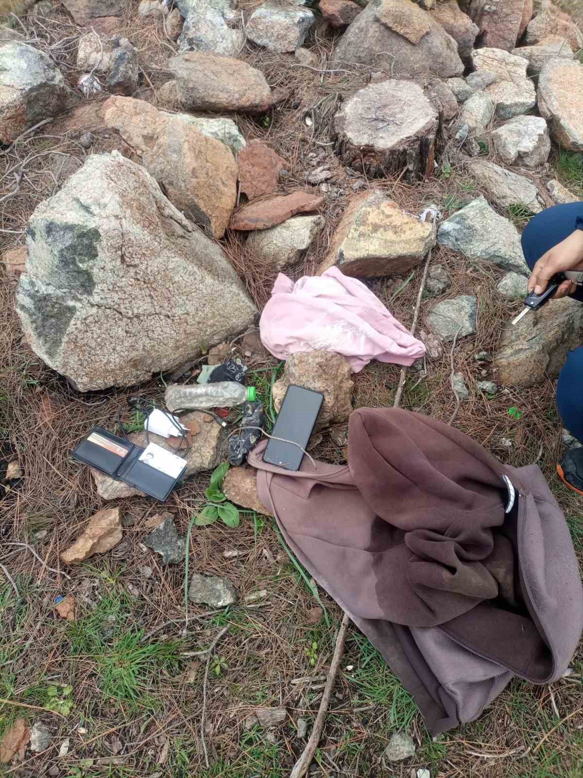 Misafirliğe geldiği evde camdan çıkarak kaybolan gencin ailesi 10 gündür evlatlarından gelecek haberi umutla bekliyor