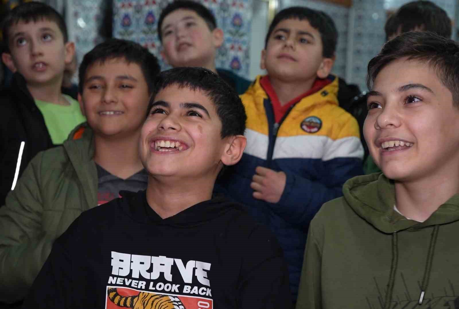 Teravih namazına camiye gelen çocuklar ilahi söyledi