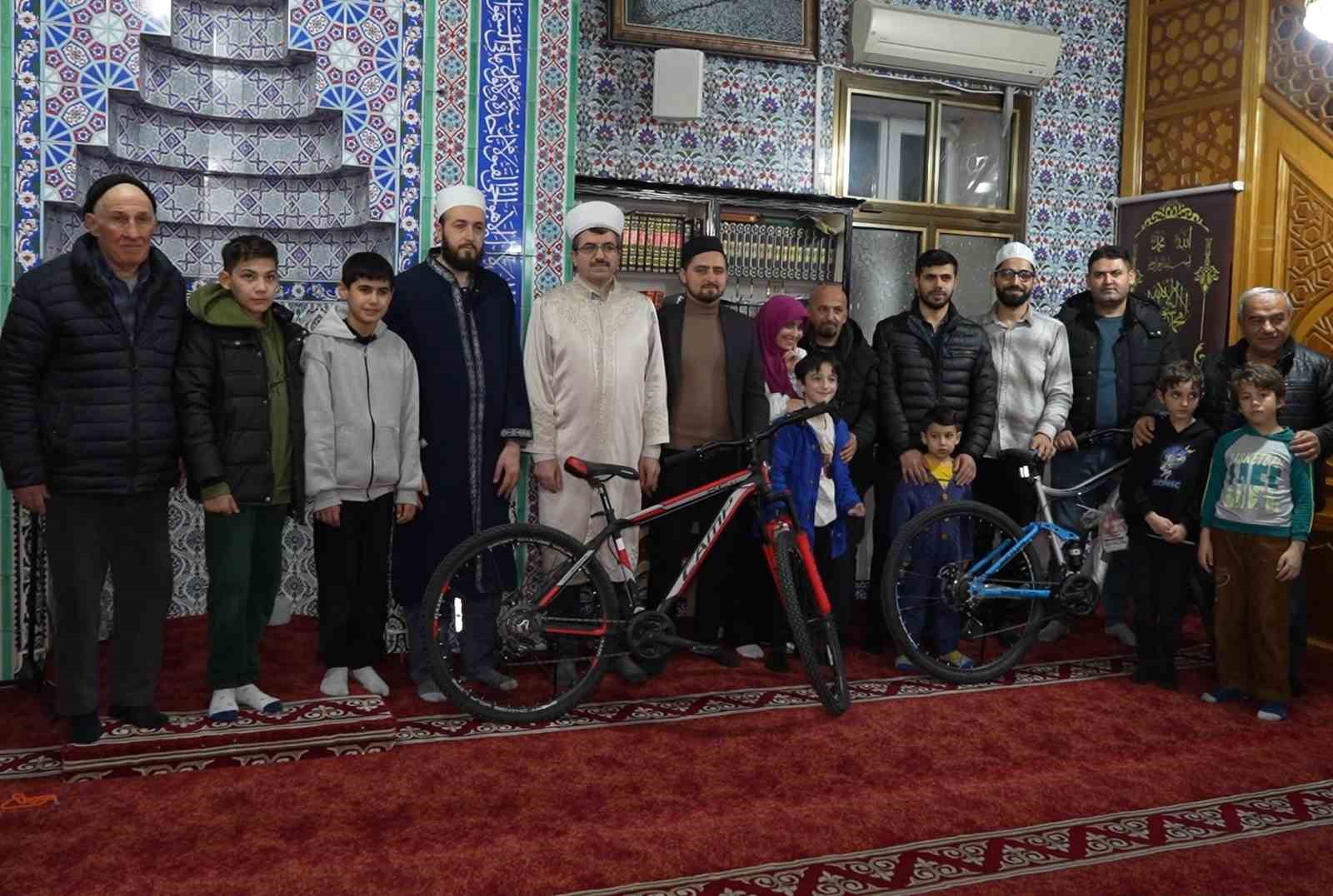 Teravih namazına camiye gelen çocuklar ilahi söyledi