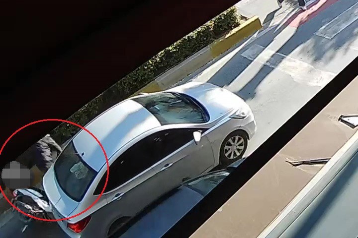 Yayaya yol vermek için duran otomobile arkadan çarptı o anlar güvenlik kamerasında