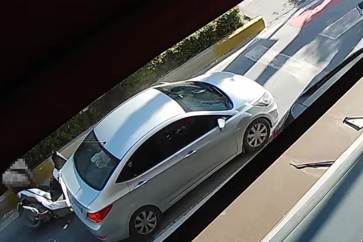 Yayaya yol vermek i&ccedil;in duran otomobile arkadan &ccedil;arptı o anlar g&uuml;venlik kamerasında
