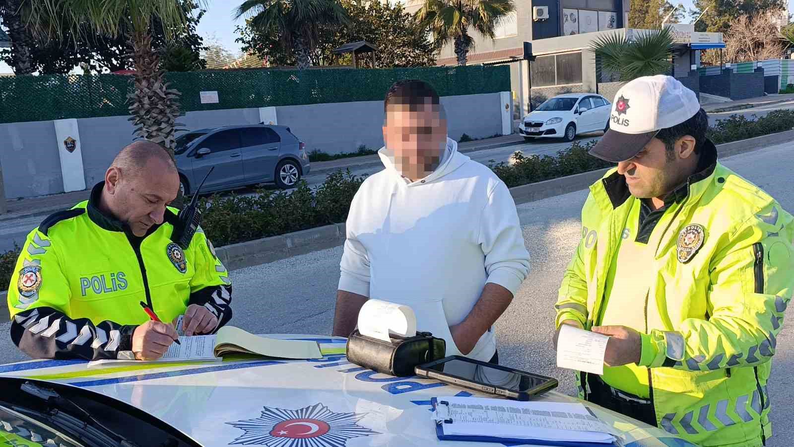 Ehliyetine el konulan s&uuml;r&uuml;c&uuml; &uuml;&ccedil;&uuml;nc&uuml; kez alkoll&uuml; yakalandı, 390 bin lira rekor ceza uygulandı
