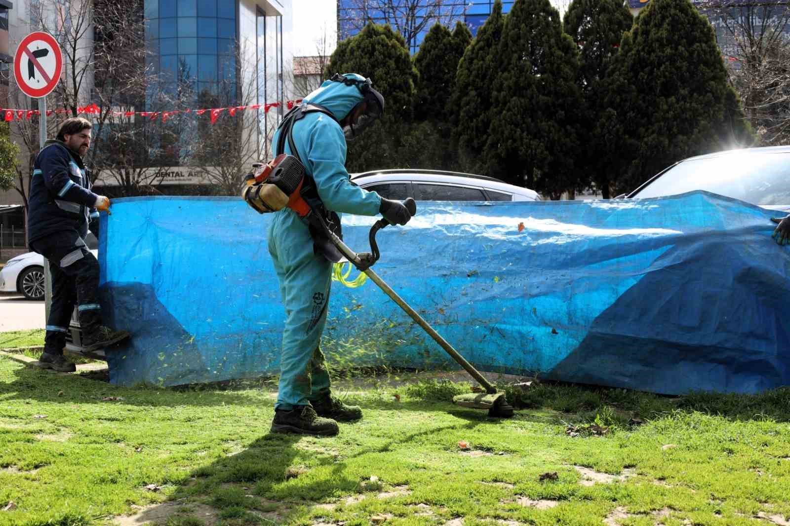 Kocaeli&rsquo;de yeşil alan bakımlarında ara&ccedil;lar brandalarla korunuyor
