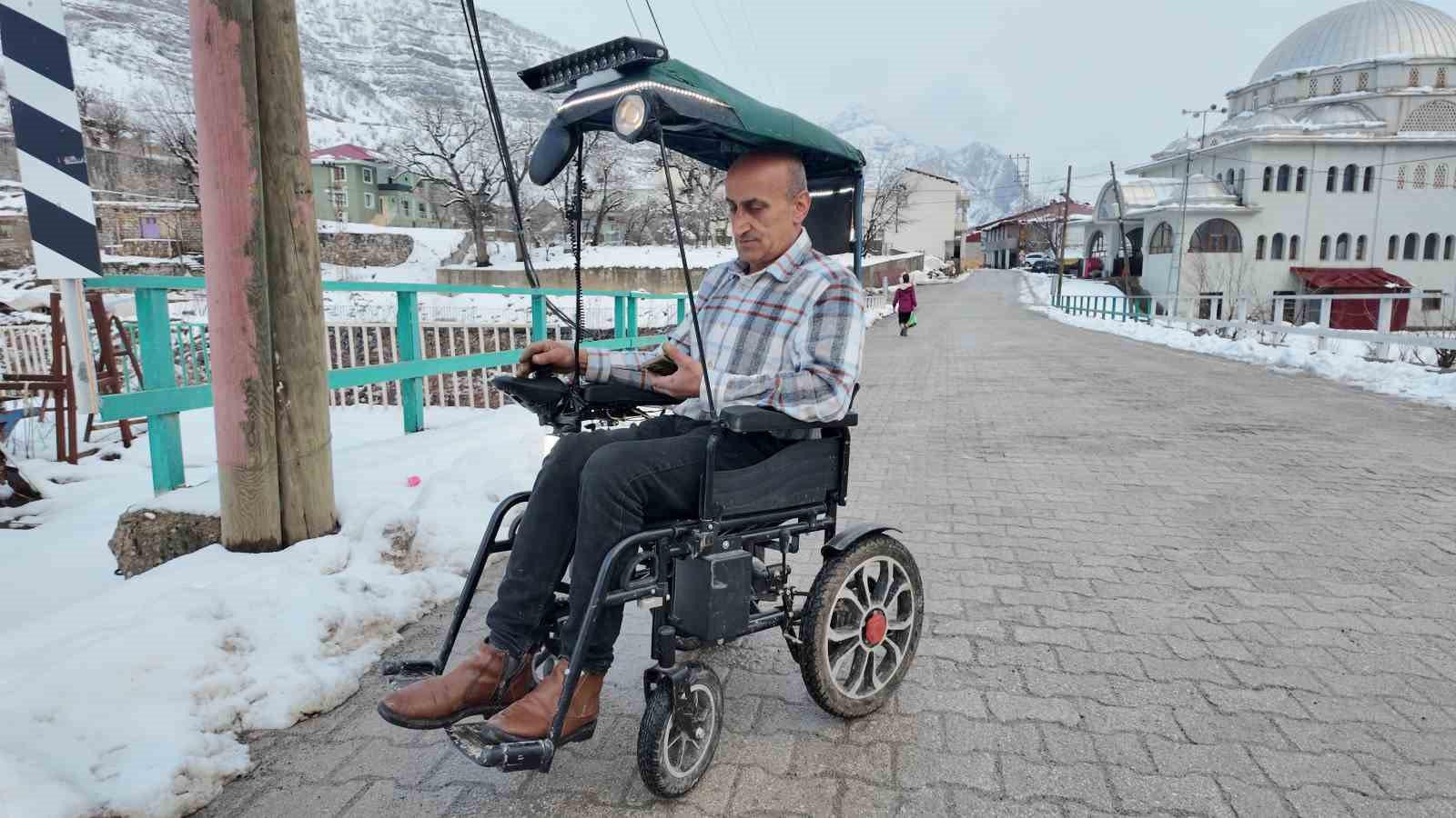 Engelli &ccedil;ocuğu i&ccedil;in ak&uuml;l&uuml; sandalyeyi arabaya &ccedil;evirdi
