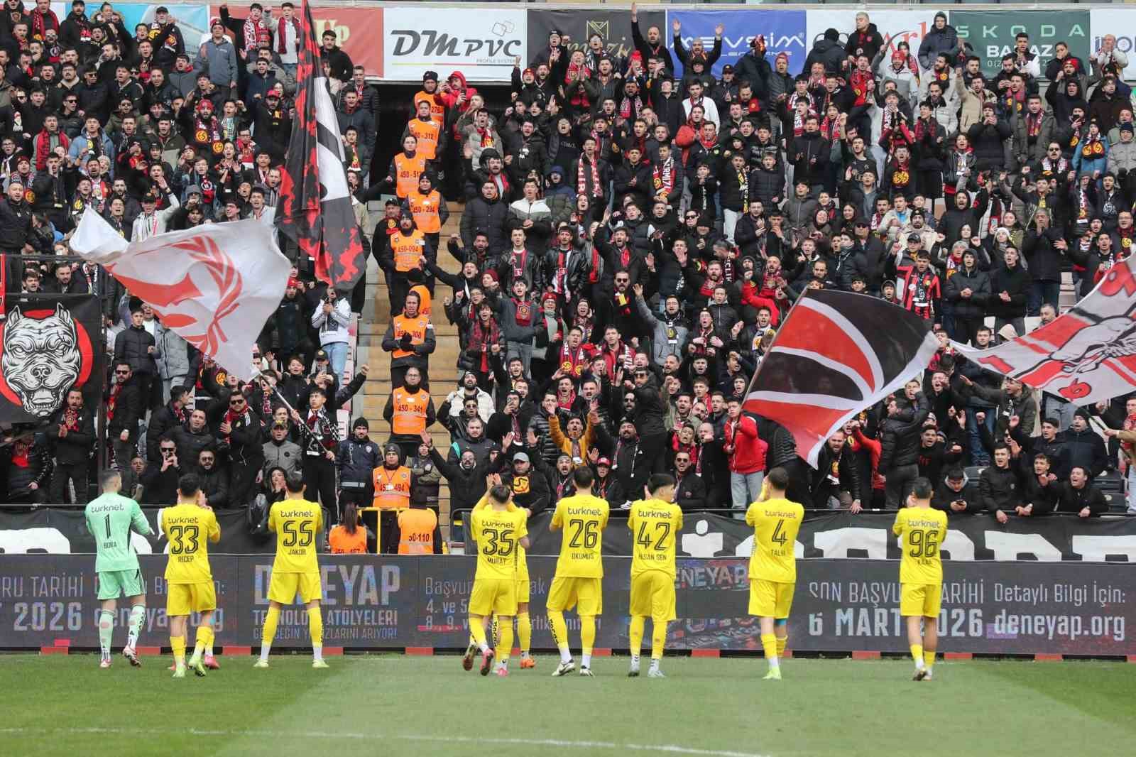 Vali Dr. Erdin&ccedil; Yılmaz Eskişehirspor&rsquo;un galibiyet coşkusuna ortak oldu
