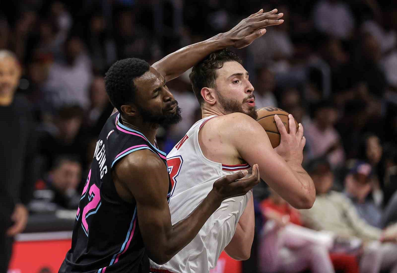 Alperen Şeng&uuml;n 13 sayı, 6 ribaund ile oynadı
