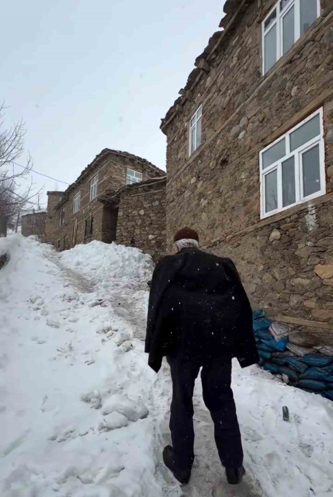 Bah&ccedil;esaraylılar a&ccedil;tıkları kar t&uuml;nelleriyle g&uuml;nl&uuml;k hayatlarını s&uuml;rd&uuml;r&uuml;yor
