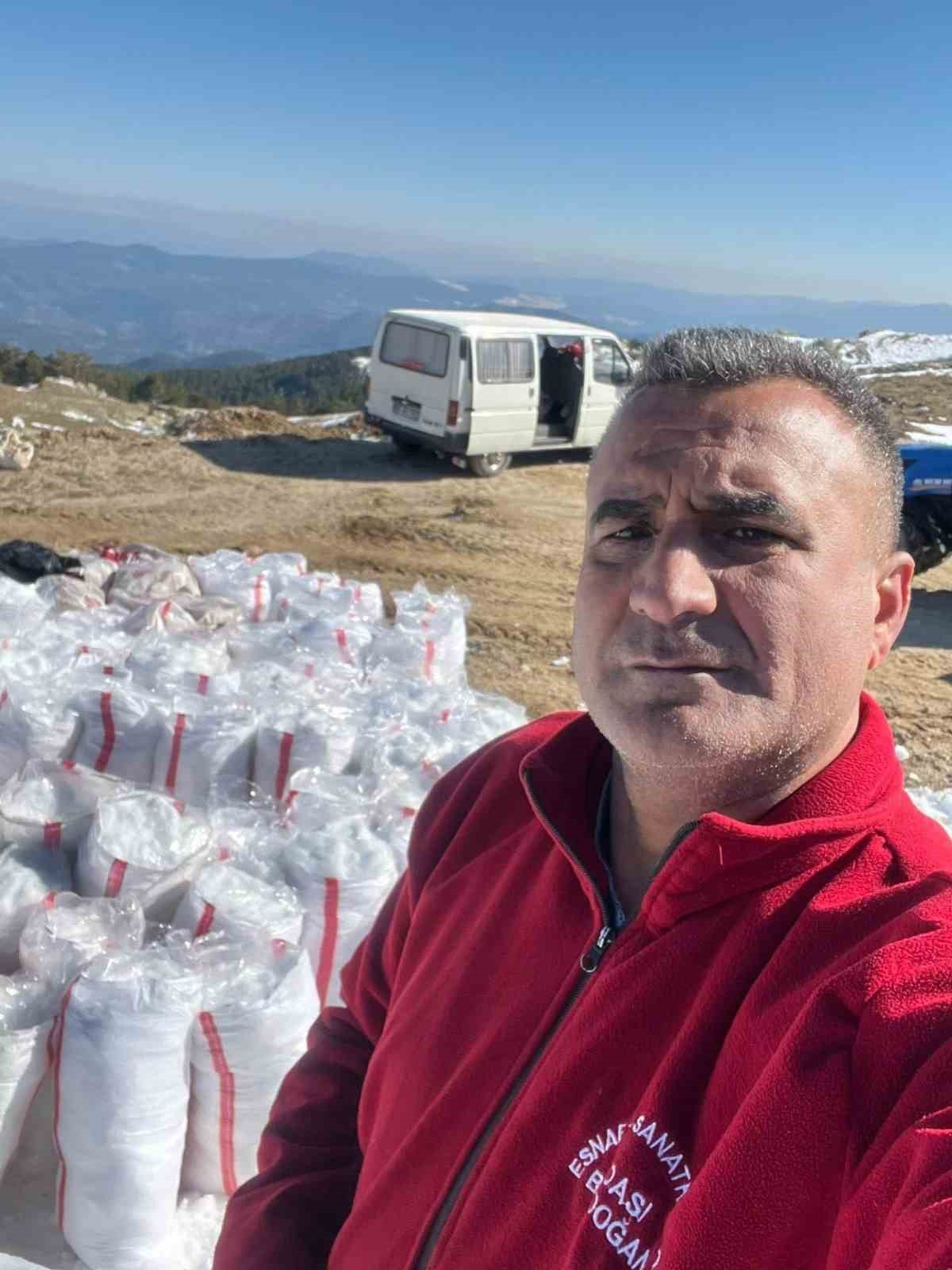 Dondurucu zirvede toplanan kar, yazın serinleten lezzete d&ouml;n&uuml;ş&uuml;yor
