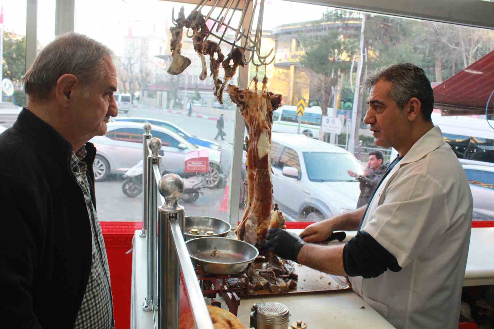 Siirt&rsquo;in tescilli lezzeti b&uuml;ryan kebabı iftar sofrasının vazge&ccedil;ilmezi oluyor
