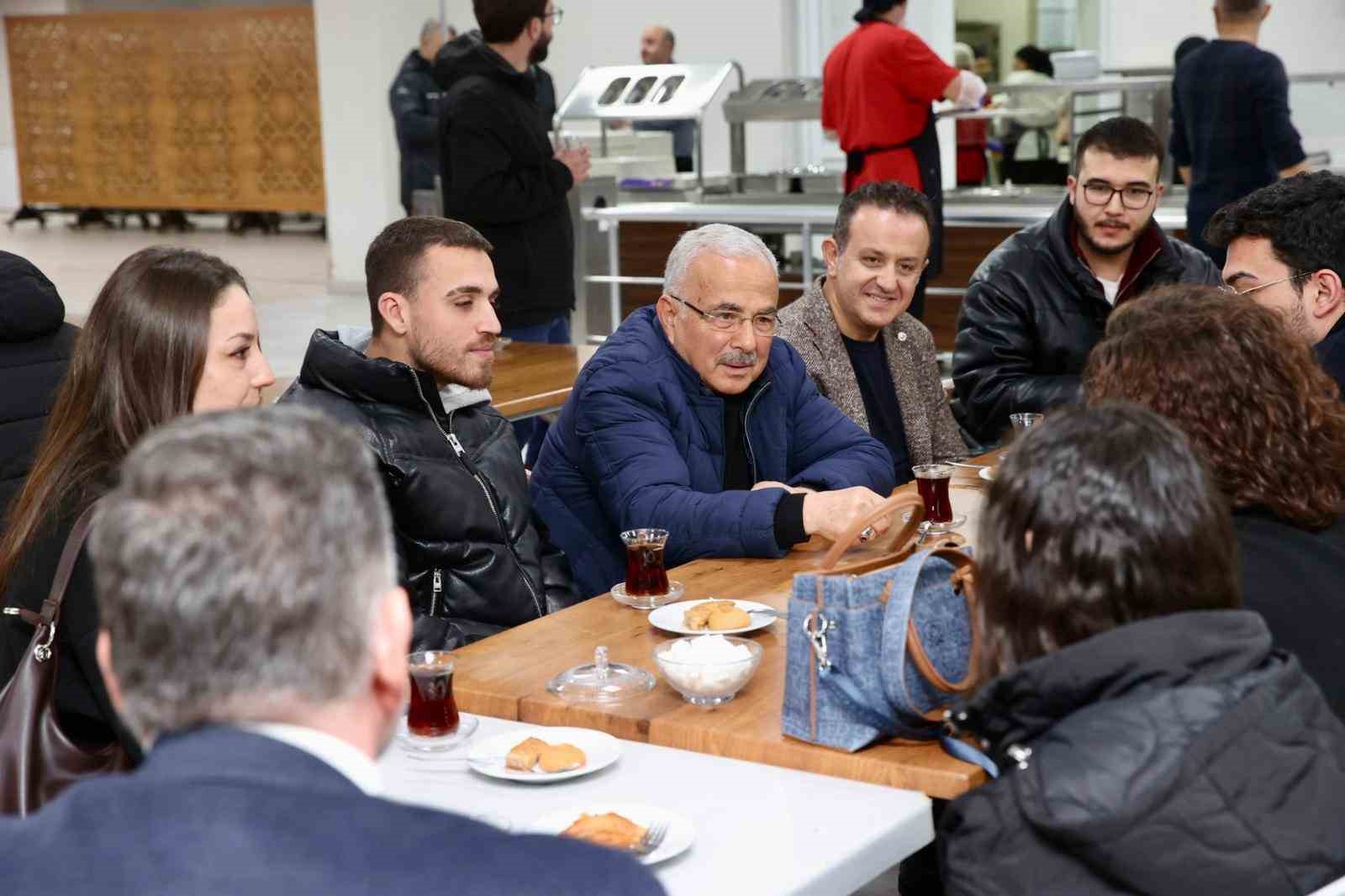 Başkan G&uuml;ler, &uuml;niversite &ouml;ğrencileriyle iftar sofrasında
