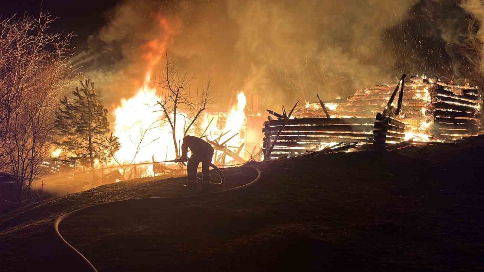 İki katlı ev alevlere teslim oldu
