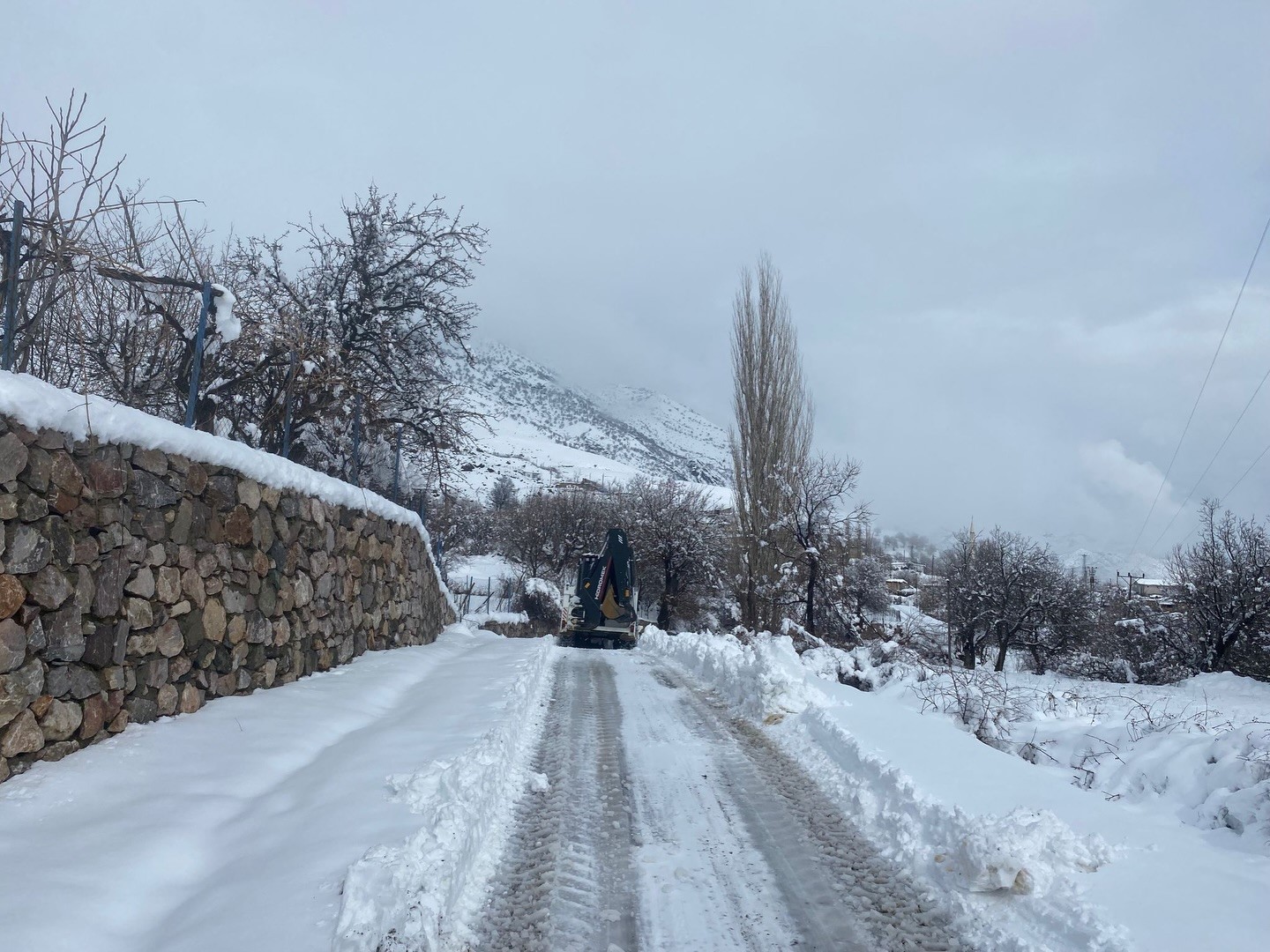 Batman&rsquo;da karla m&uuml;cadele &ccedil;alışmaları s&uuml;r&uuml;yor

