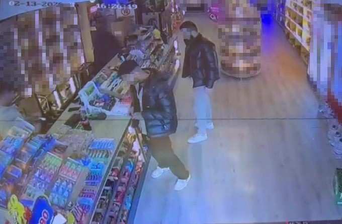 Diş hekimini adım adım takip edip kaza s&uuml;s&uuml; ile durdurup darp ettiler
