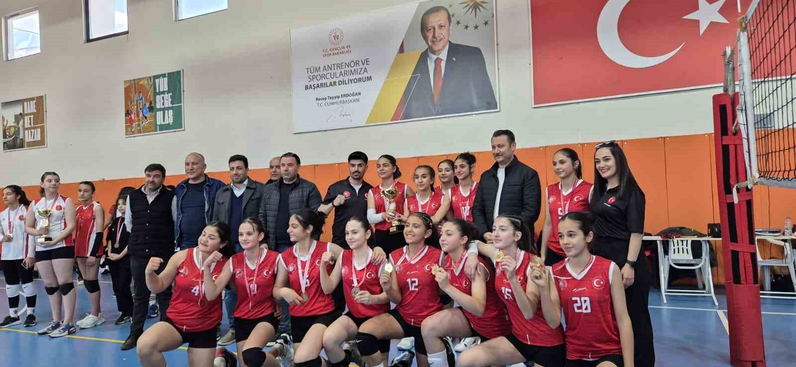 Tut K&uuml;&ccedil;&uuml;k Kızlar Voleybol Takımı Adıyaman il birincisi oldu
