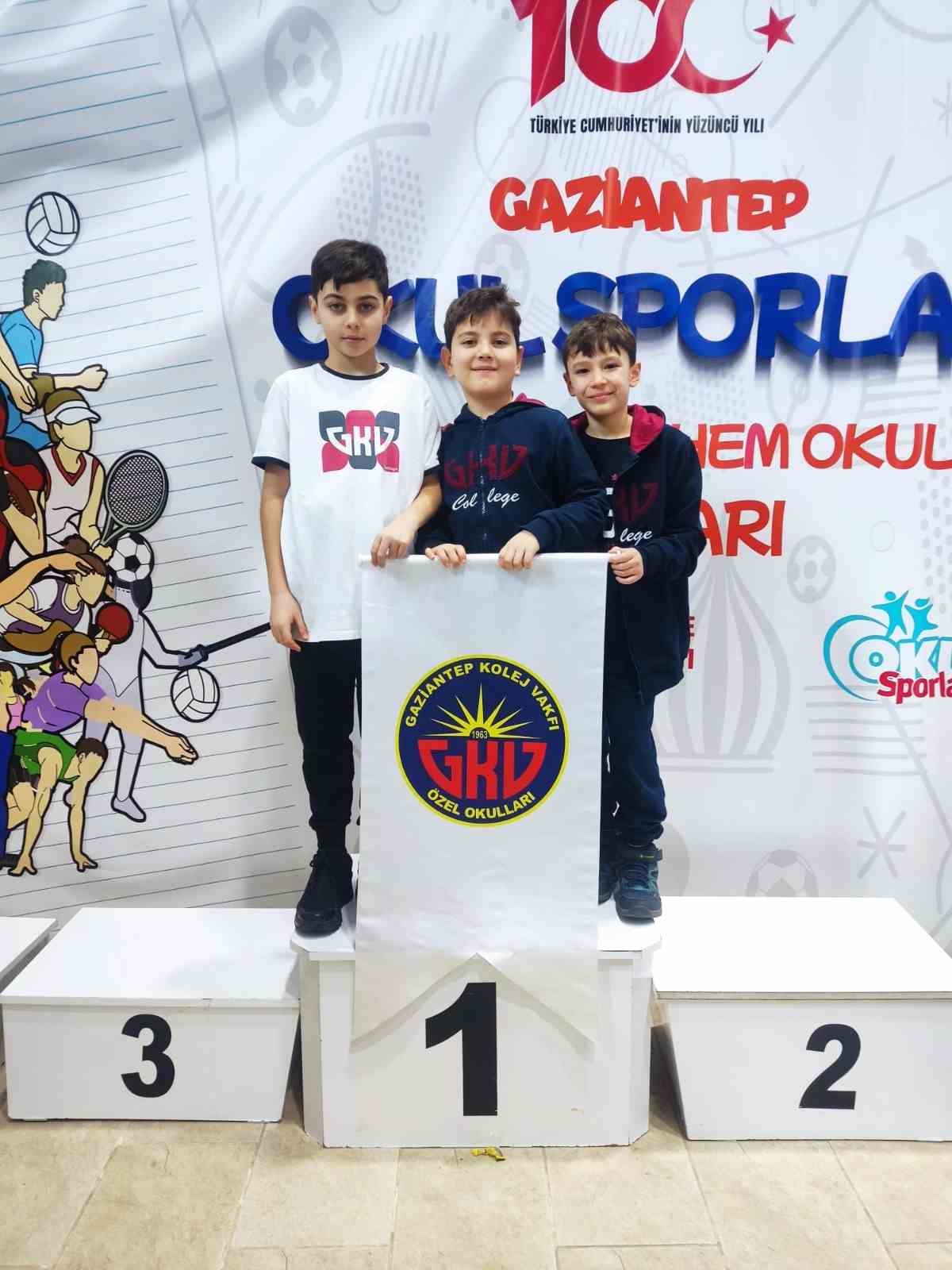 Paletli Yüzme Şampiyonasına GKV Özel Okulları damgası