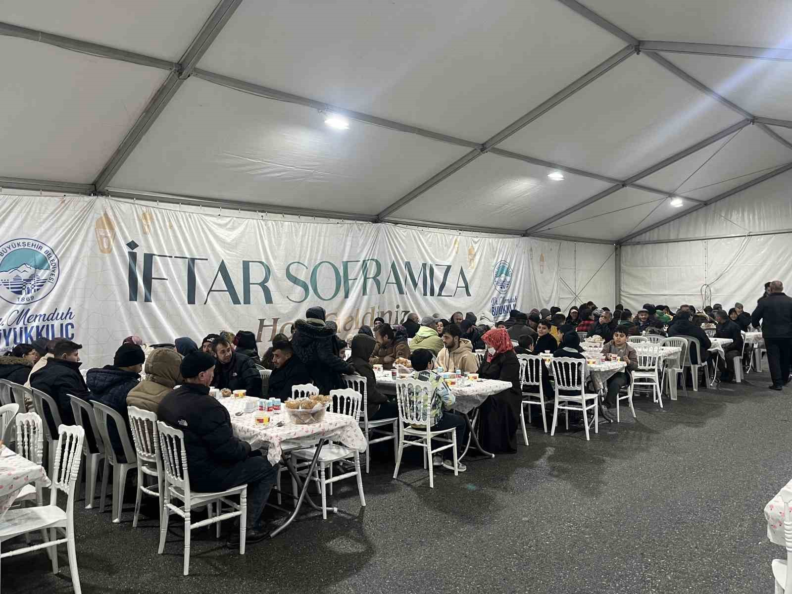 B&uuml;y&uuml;kşehirin iftar sofraları g&ouml;n&uuml;llere dokunuyor
