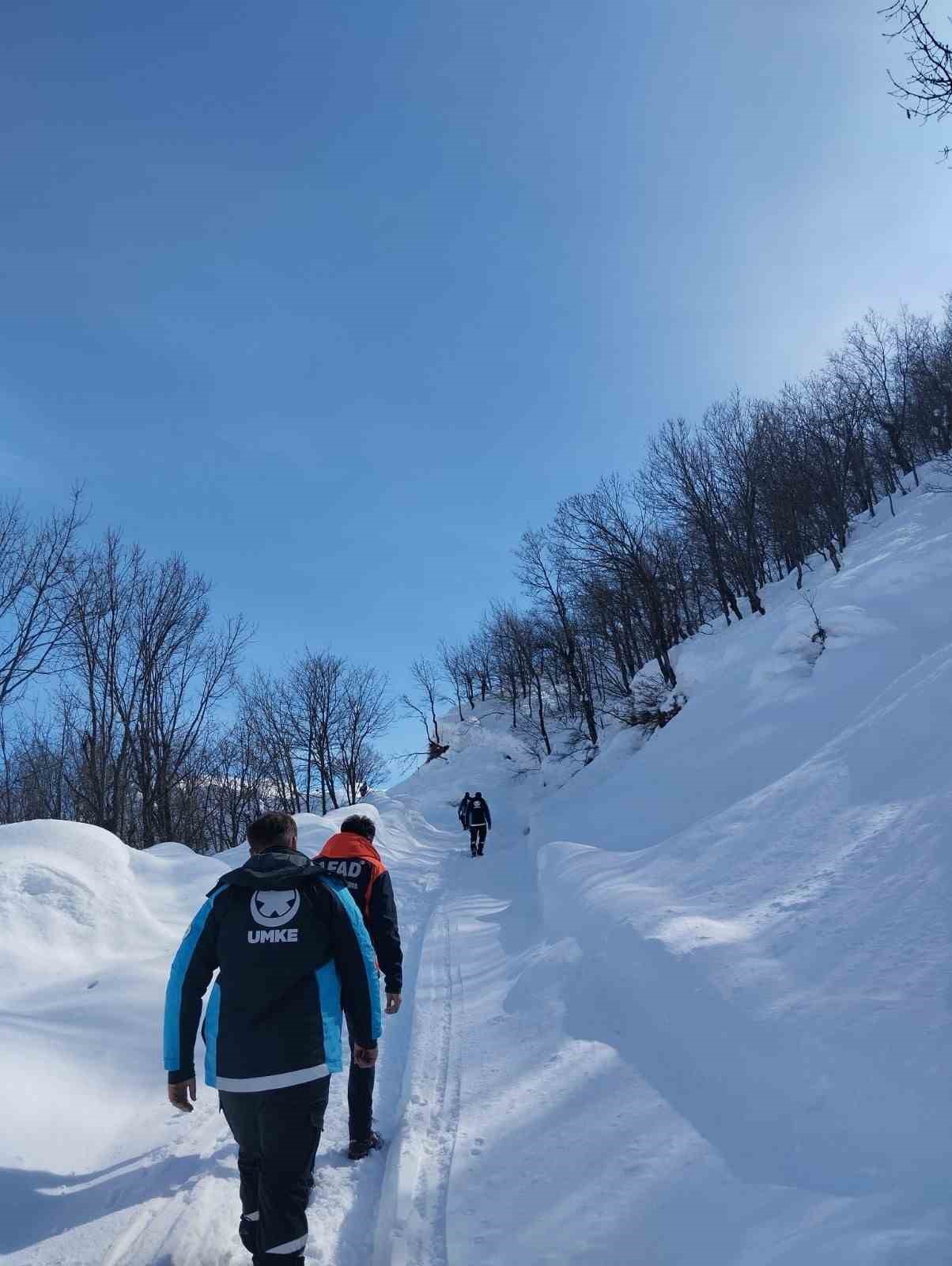 Ovacık&rsquo;ta karla m&uuml;cadelede zamanla yarış: 2 hastaya zorlu şartlarda m&uuml;dahale
