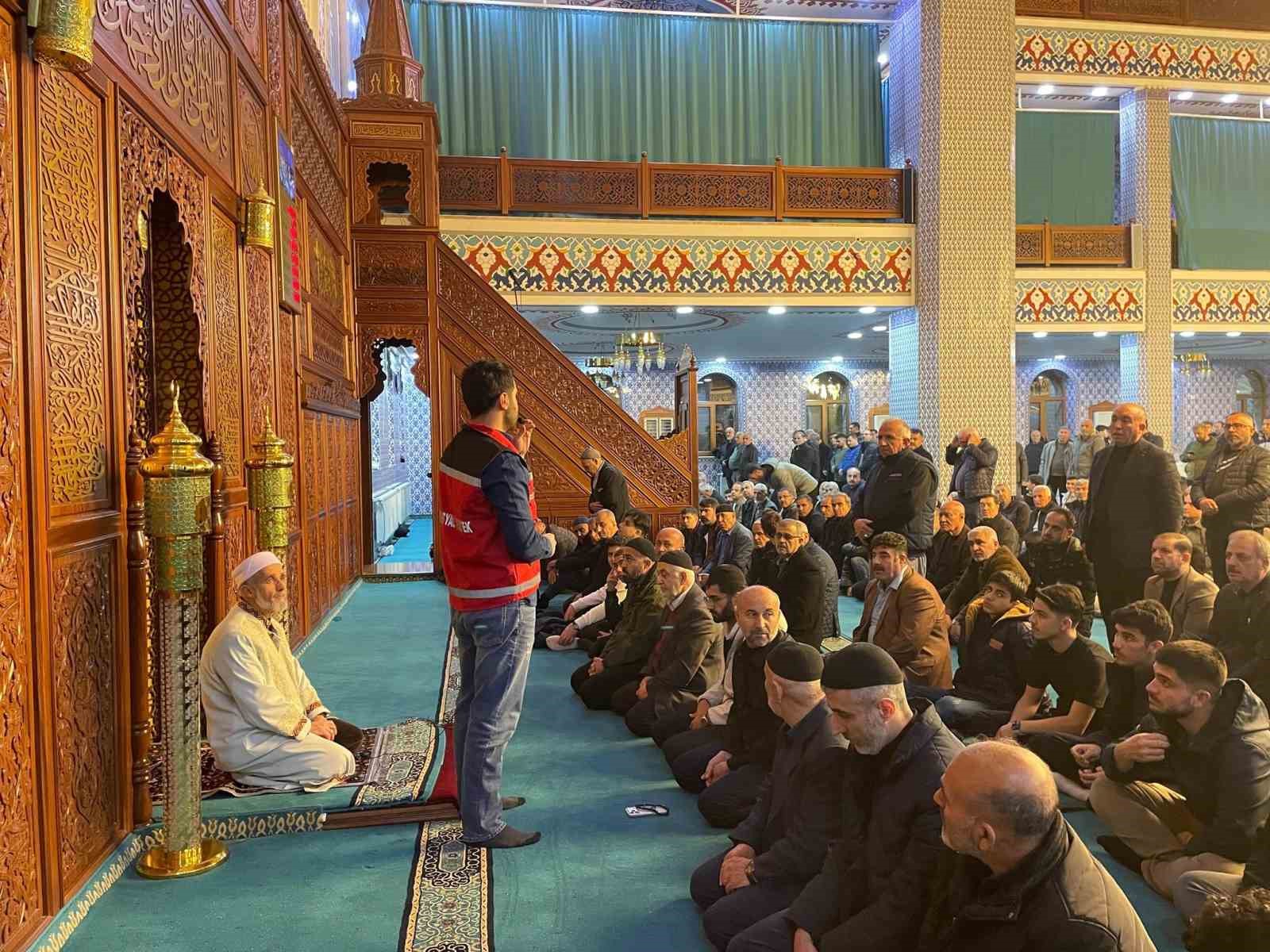 Batman&rsquo;da teravih &ouml;ncesi bağımlılıkla m&uuml;cadele &ccedil;alışması
