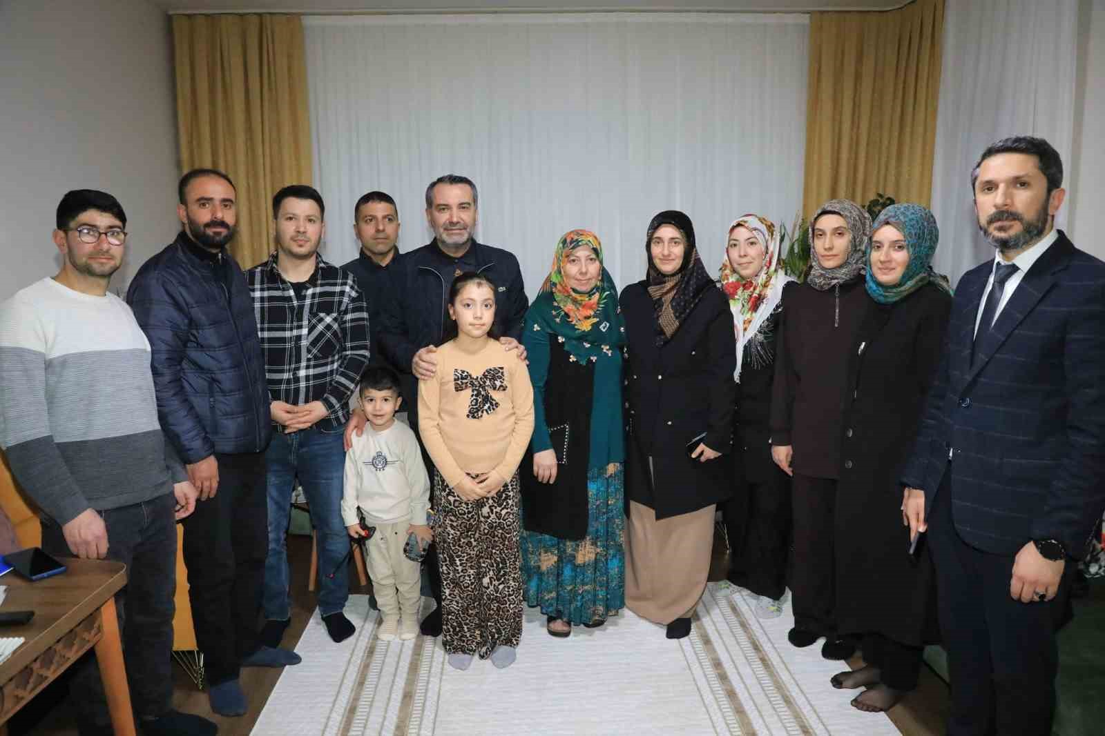 AK Parti Elazığ teşkilatı, iftar ve sahurda vatandaşlarla sofrada buluştu