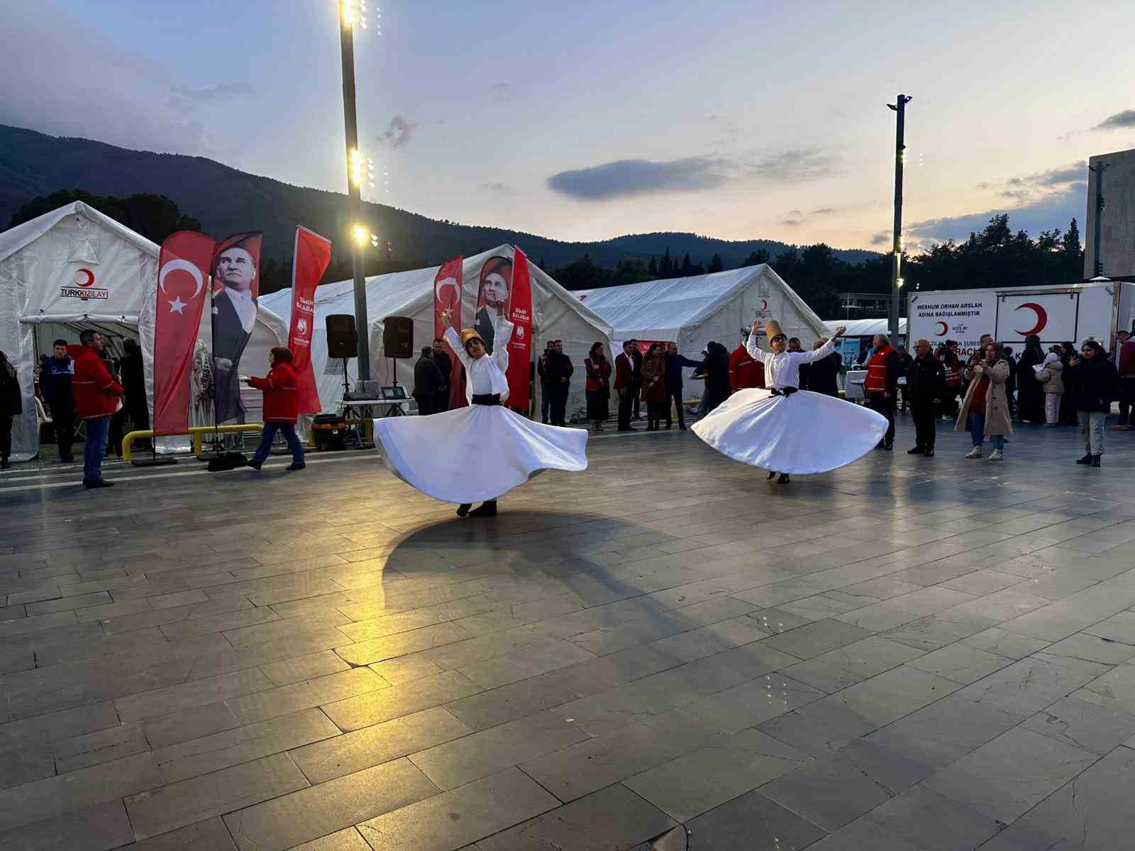 T&uuml;rk Kızılay ve Yunusemre Belediyesi&rsquo;nden 1000 kişilik iftar
