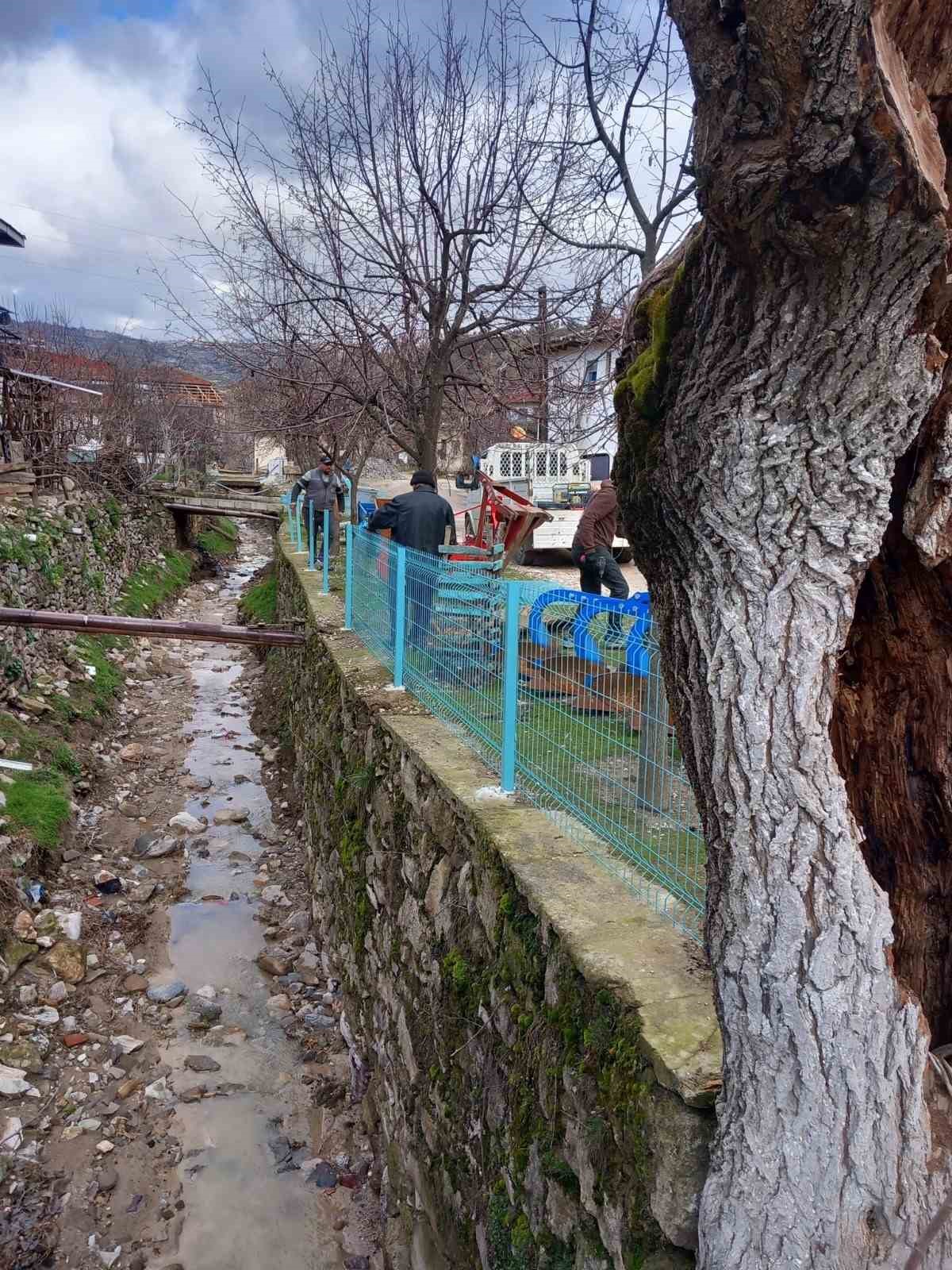 Tehlike arz eden dereler g&uuml;venli hale getiriliyor
