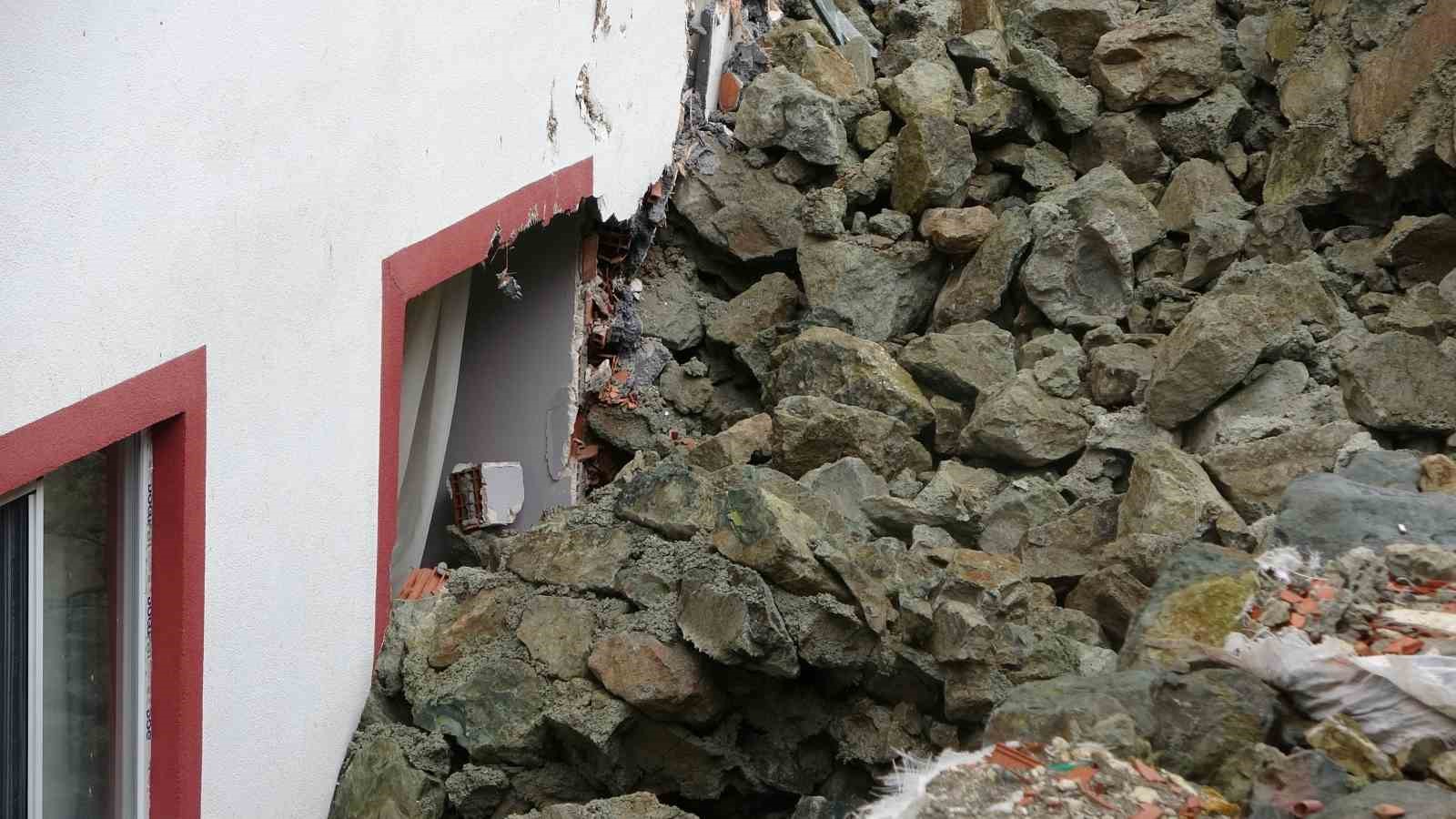 Trabzon&rsquo;da istinat duvarı &ccedil;&ouml;kt&uuml;, 9 katlı bina zarar g&ouml;rd&uuml;
