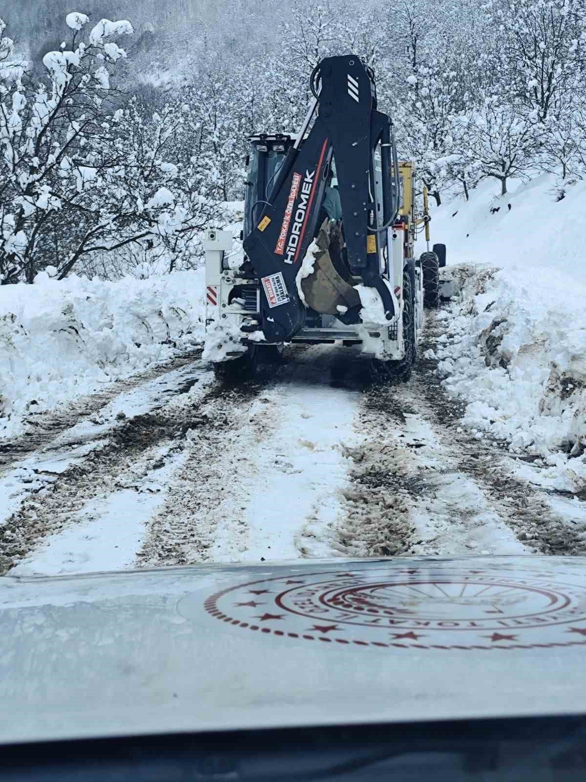 Erbaa&rsquo;da kapanan k&ouml;y yolu ekiplerin &ccedil;alışmasıyla a&ccedil;ıldı
