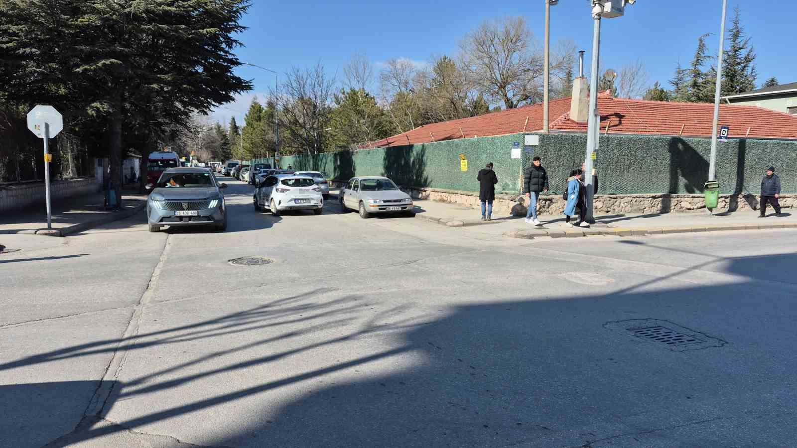 Basılı kalan otomobil kornası pazar g&uuml;n&uuml; vatandaşların kabusu oldu
