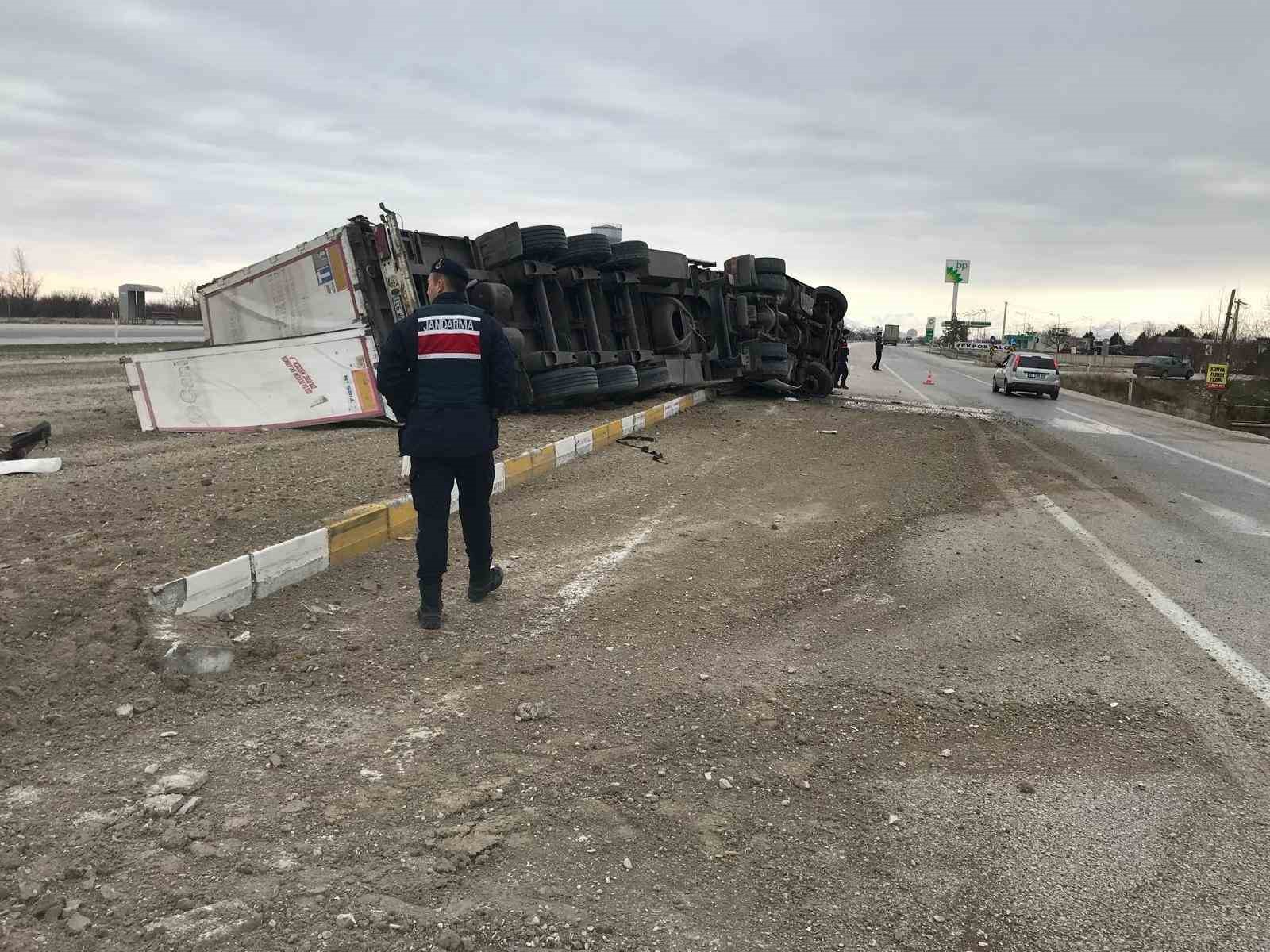 Konya&rsquo;da iplik y&uuml;kl&uuml; tır devrildi: 1 yaralı

