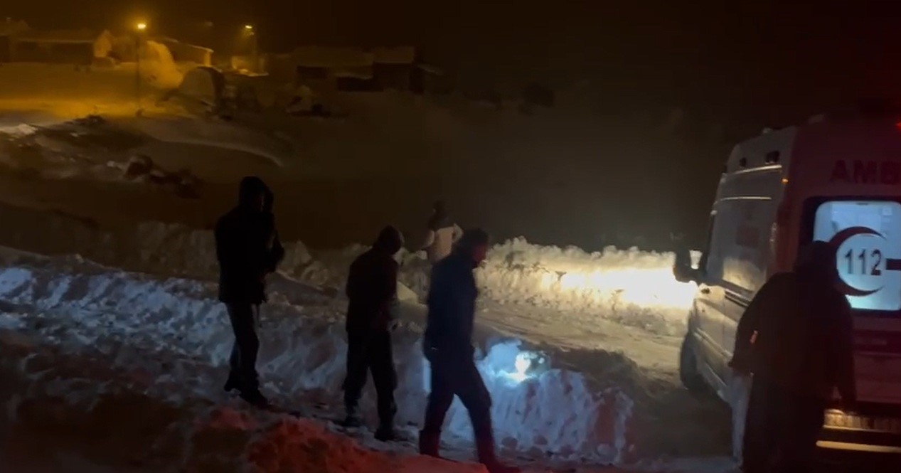 Erzincan&rsquo;da kardan kapanan k&ouml;y yolunda zamanla yarış
