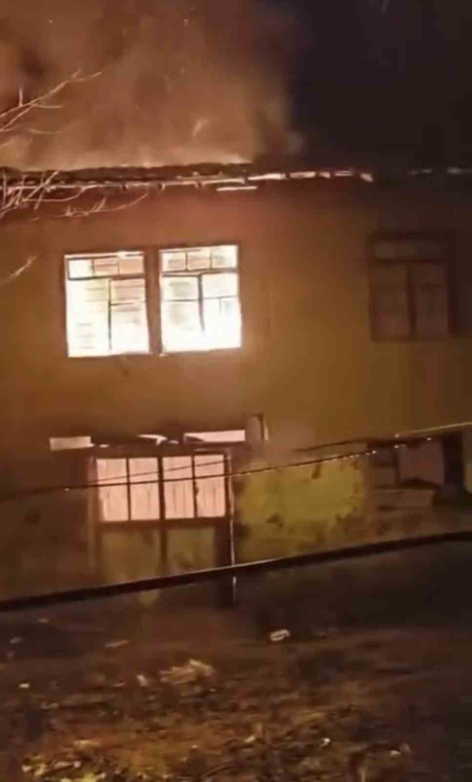 Tokat&rsquo;ta alevler geceyi aydınlattı
