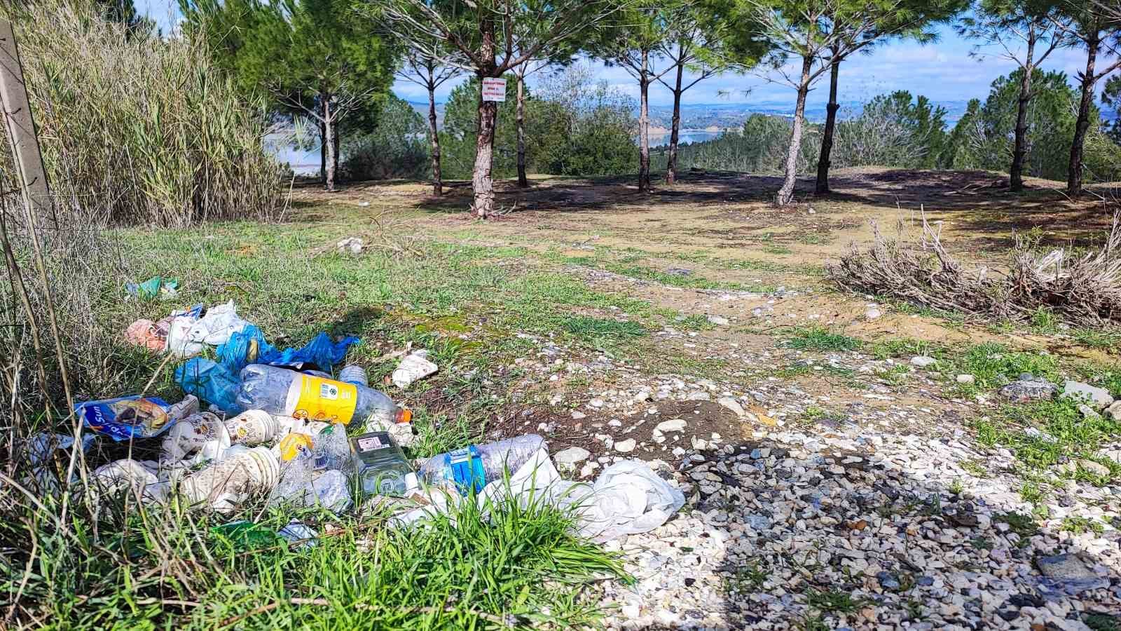 Vatandaşın ağaca astığı "Tabiat temiz kalsın" uyarısı yetmedi
