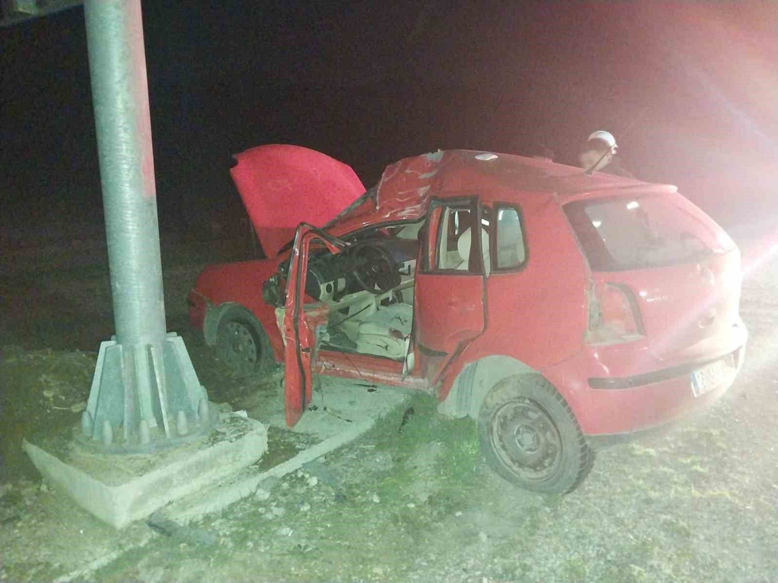 Burdur&rsquo;da kontrolden &ccedil;ıkan otomobil levhaya &ccedil;arptı: 1 yaralı
