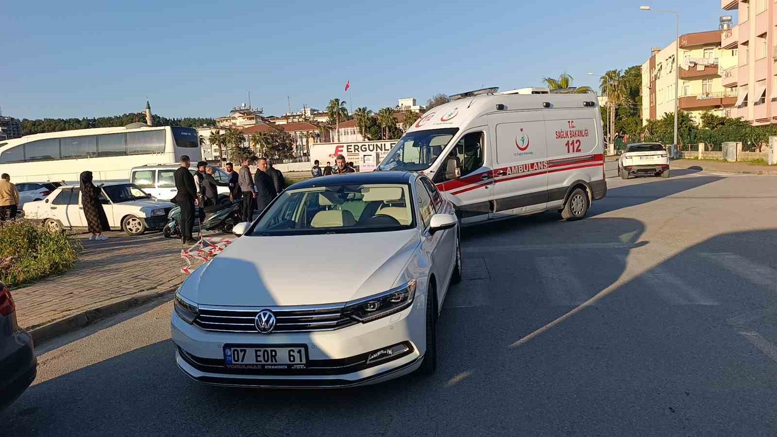 Antalya&rsquo;da motosiklet ile otomobil &ccedil;arpıştı: 2 yaralı
