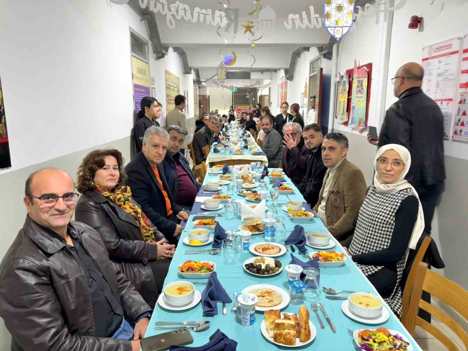 Kaymakam Keklik, Kuşadası’nda öğrencilerle iftarda buluştu