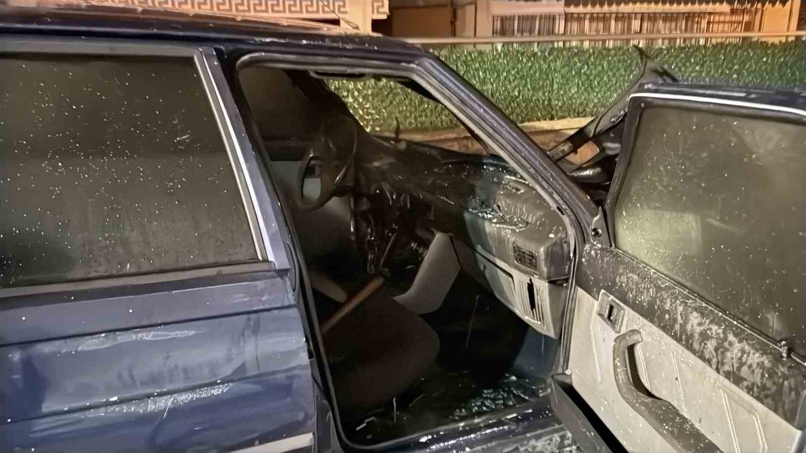 Konya&rsquo;da park halindeki otomobil alev alev yandı
