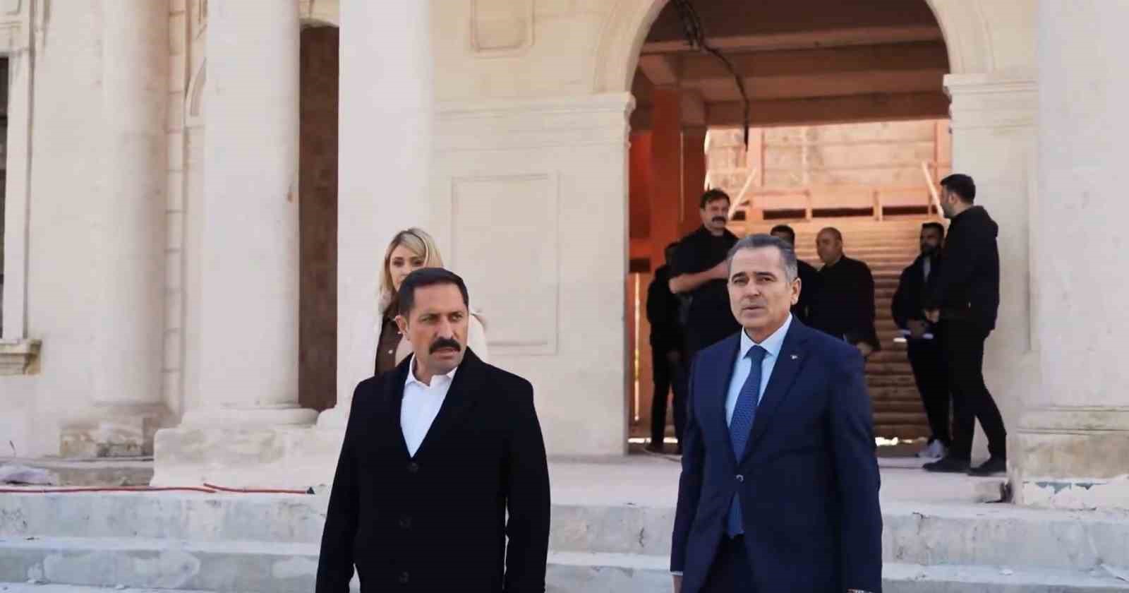 Depremde zarar g&ouml;ren tarihi valilik binası aslına uygun şekilde inşa ediliyor
