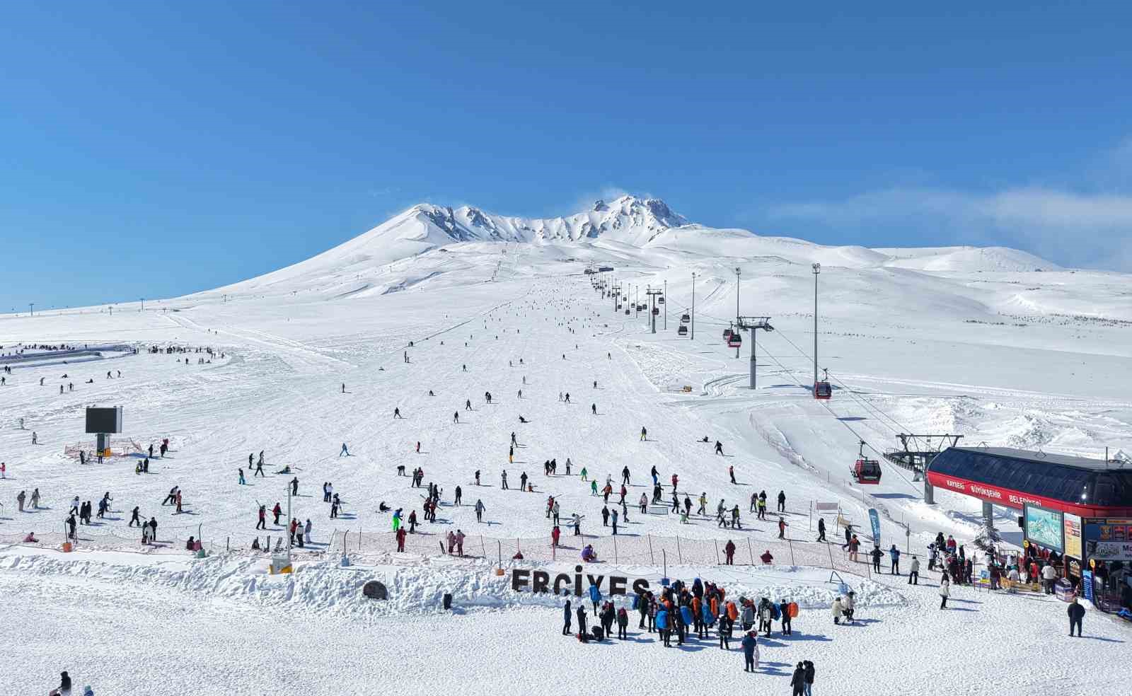 Erciyes’te kayak sezonu tüm hızıyla devam ediyor