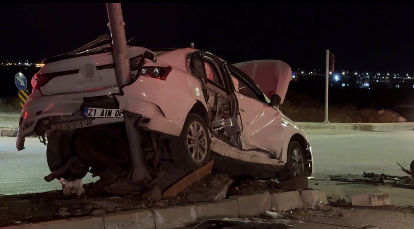 Diyarbakır&rsquo;da iki otomobil kafa kafaya &ccedil;arpıştı: 3 yaralı
