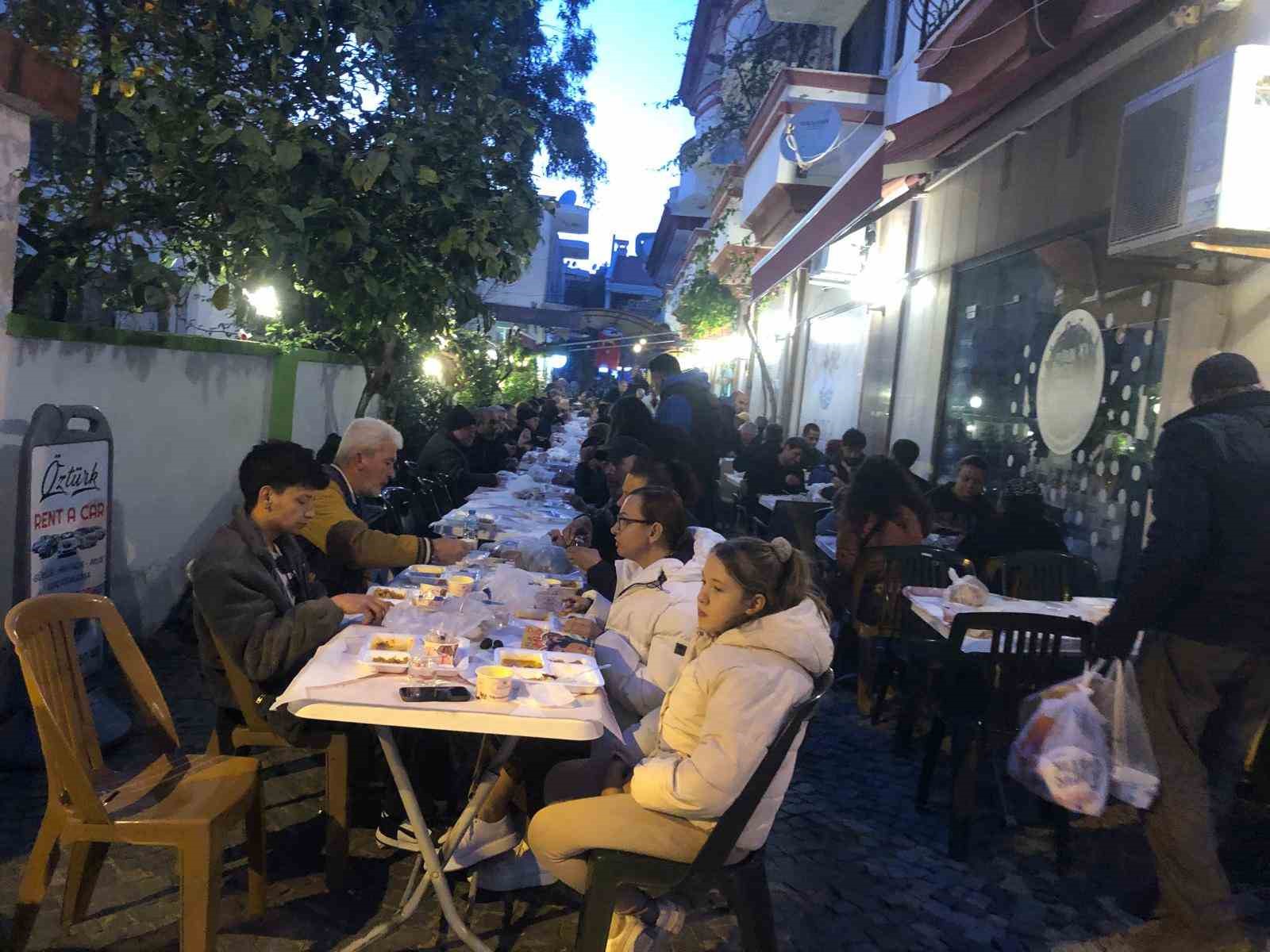 Dat&ccedil;a&rsquo;da 86. Sokak esnafından 400 kişilik iftar
