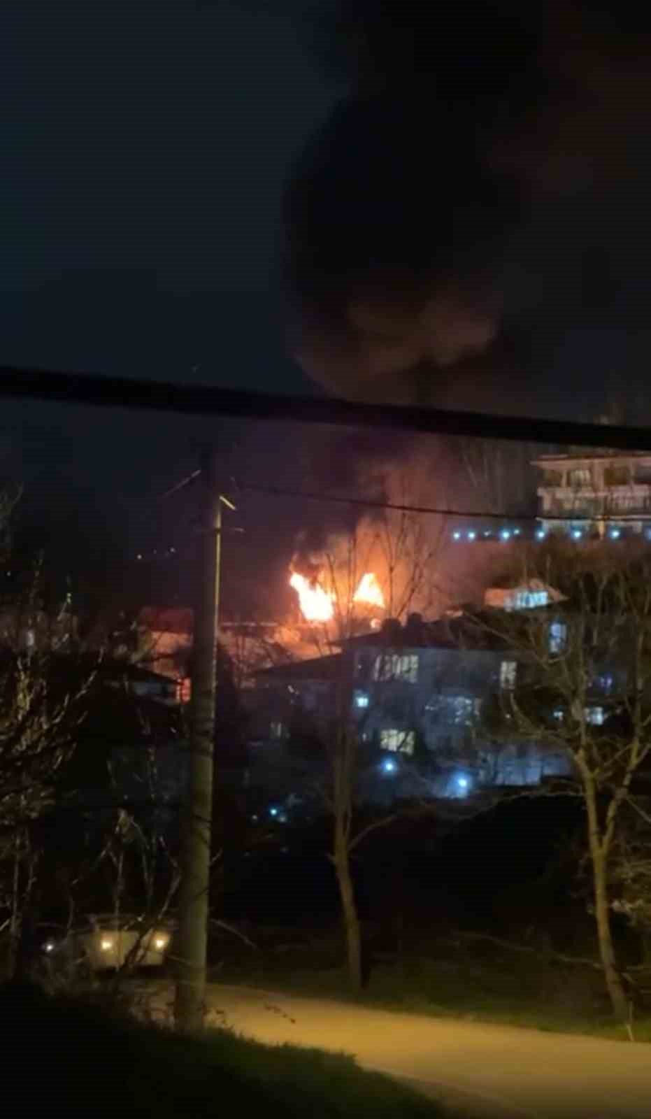 Kocaeli&rsquo;de 2 katlı evin &ccedil;atısı alevlere teslim oldu
