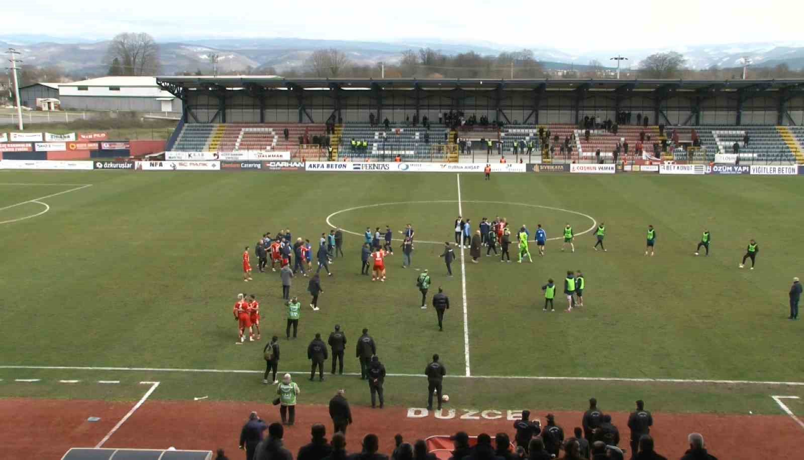 Düzcespor - Sebat Gençlikspor maçı sonrası saha karıştı