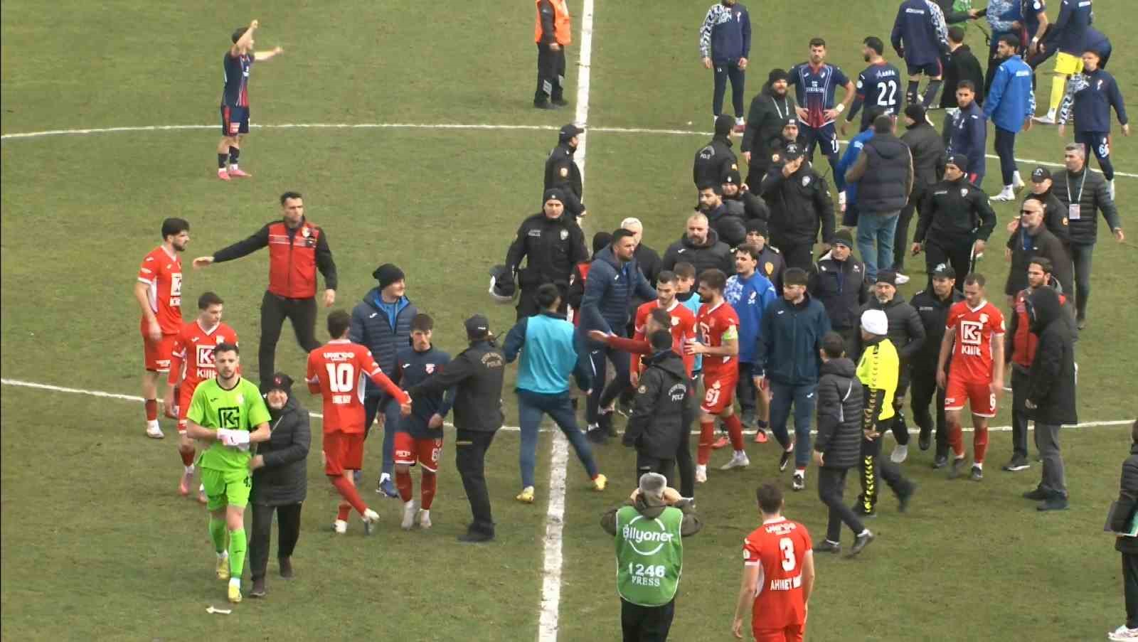 D&uuml;zcespor - Sebat Gen&ccedil;likspor ma&ccedil;ı sonrası saha karıştı
