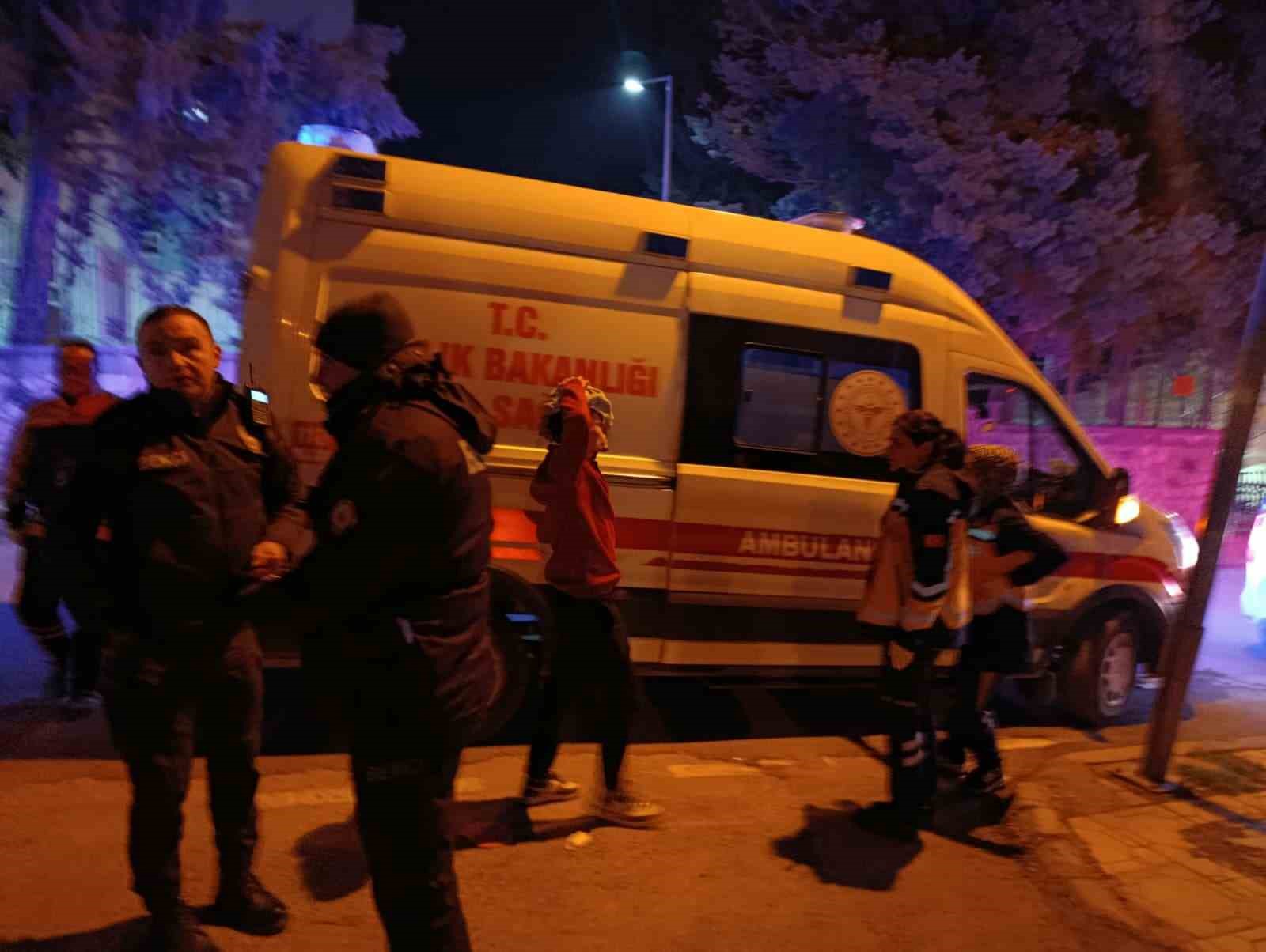 Gen&ccedil;ler arasında bı&ccedil;aklı kavga: 3 yaralı
