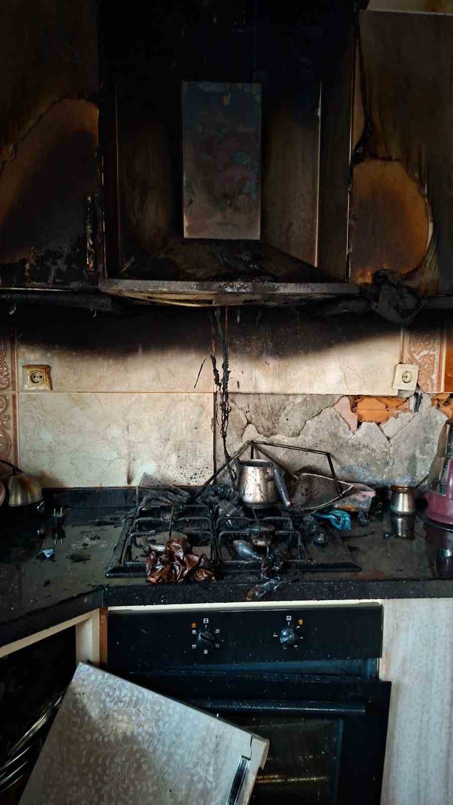 Samandağ’da evin mutfağında çıkan yangın korkuttu